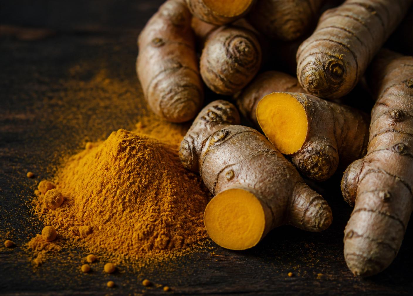 Turmeric roots and powder